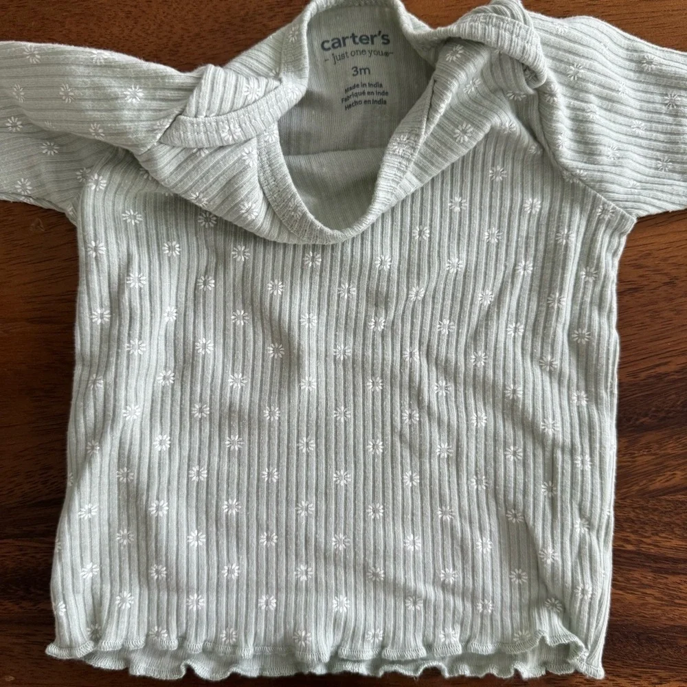 Carter’s Baby Girl Light Green Long-sleeve and pant set size 3M